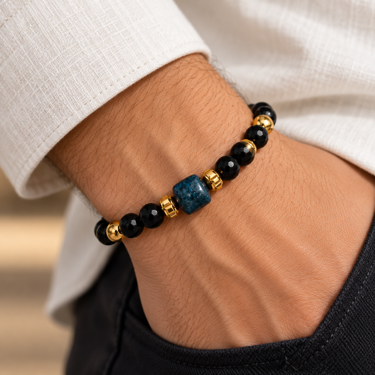 7agat Onyx bracelet with blue-black Agate centerpiece.
