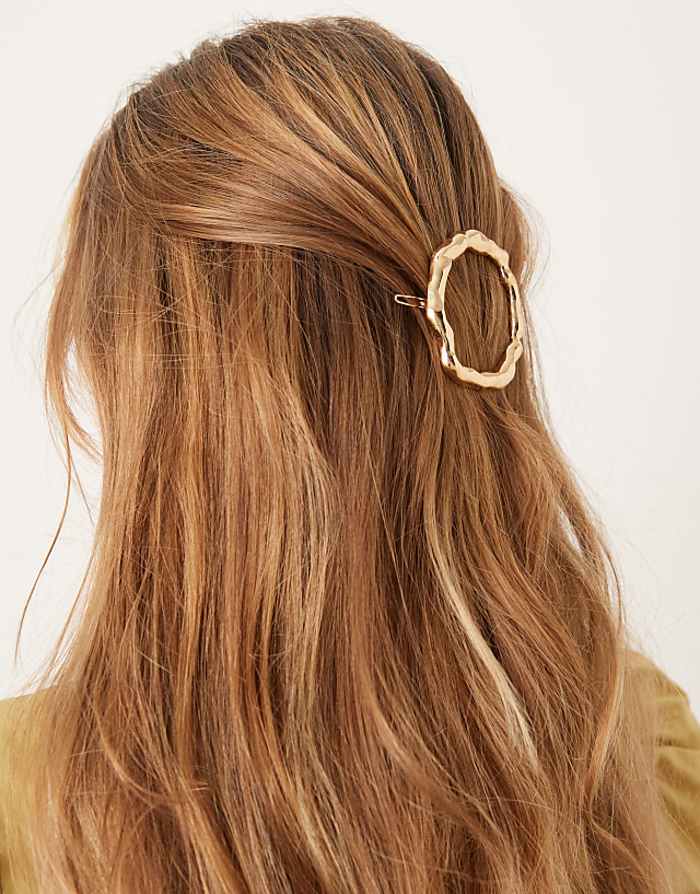 Two metal hair barrette clips from 7AGAT, elegant claws and clips for women and girls, suitable for everyday and special occasions.