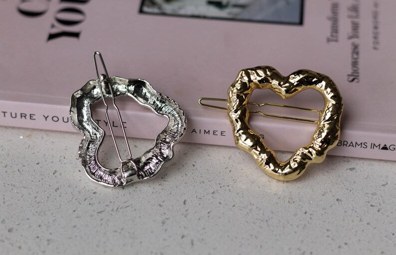 Two metal hair barrette clips for women and girls, elegant claw clips from 7AGAT, suitable for daily wear and special occasions.